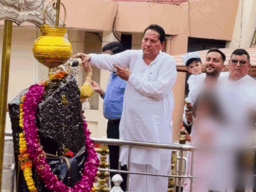 हाल ही पूर्व मंत्री बाबूलाल नागर ने महाराष्ट्र के शनि शिंगणापुर जाकर शनिदेव को तेल चढ़ाया था।