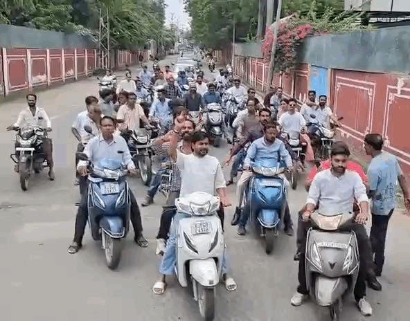नेता बड़ी संख्या में अपने समर्थकों के साथ नॉमिनेशन के लिए पहुंच रहे हैं।