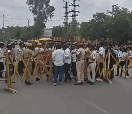 क्राउड कंट्रोल के लिए कलेक्ट्री के दोनों ओर बैरिकेडिंग लगाई है। भीड़ को वहीं रोका जा रहा है।