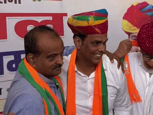 अजमेर के केकड़ी में विधायक शत्रुघ्न गौतम (ब्लू शर्ट) पूर्व चेयरमैन कमलेश साहू को गले लगाते हुए।