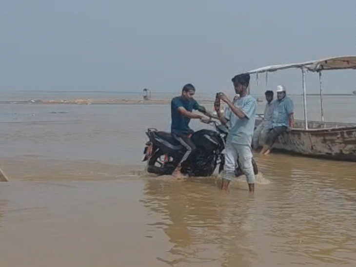 बिहार के पटना में गंगा का जलस्तर लगातार बढ़ रहा है। दीघा घाट पर गंगा, आधा किलोमीटर नजदीक आ गई है।