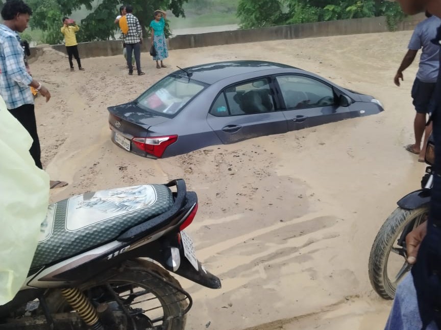 जेसीबी से सड़क और वाहनों को निकाला गया