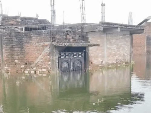 यूपी के उन्नाव में गंगा का जलस्तर बढ़ने से पानी शहर के कई इलाकों में पहुंच गया है। सड़कों पर नावें चल रही हैं।
