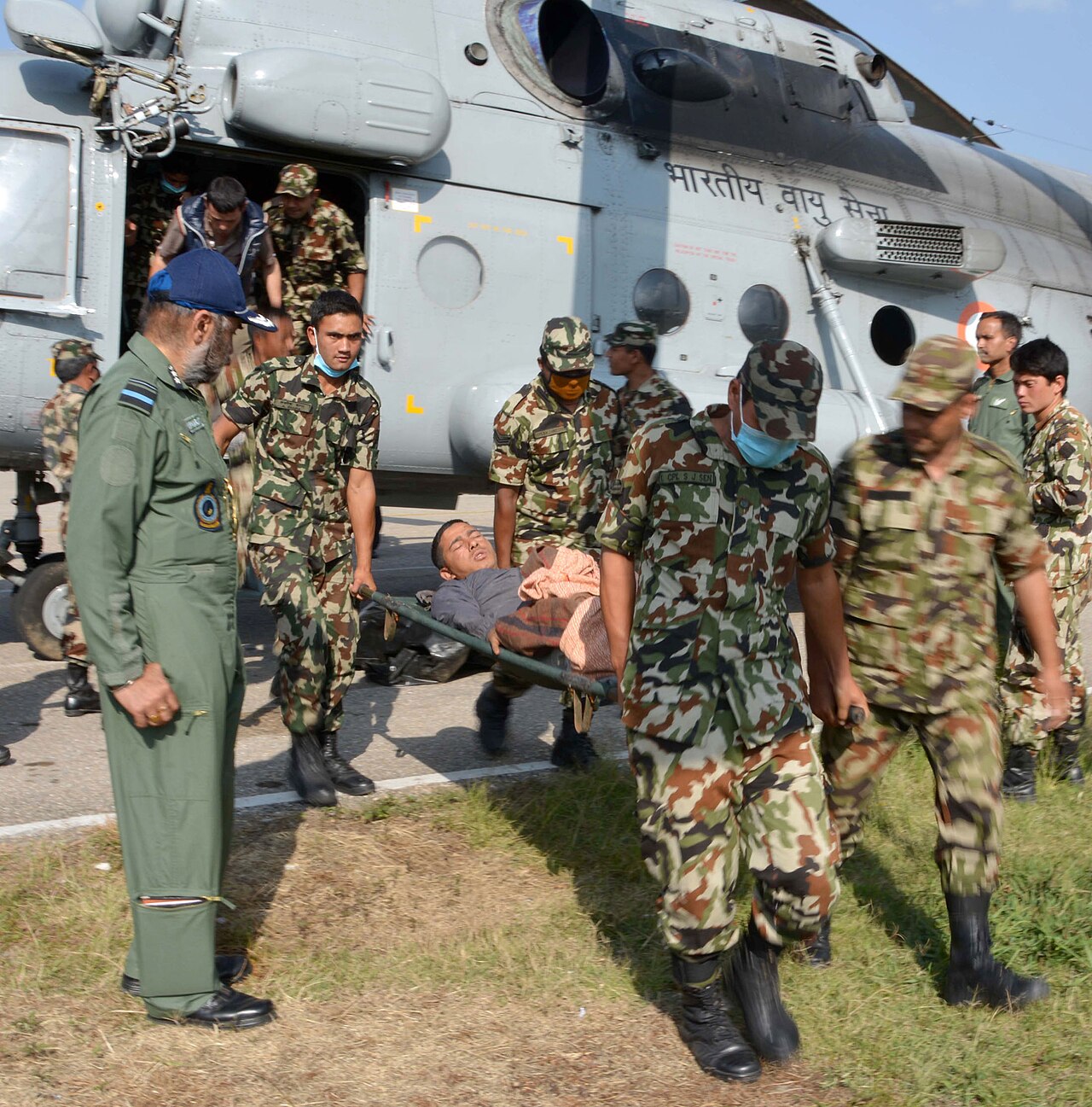 12 मई 2015 को नेपाल में Mi-17 हेलिकॉप्टर से एक घायल को रेस्क्यू करके अस्पताल ले जाते भारत के जवान।