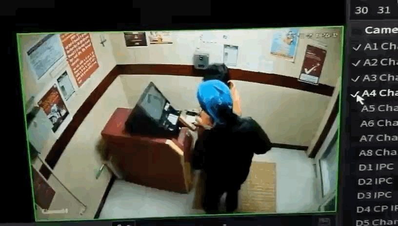 नेता के पैसे छीने और पिस्तौल दिखाते हुए।
