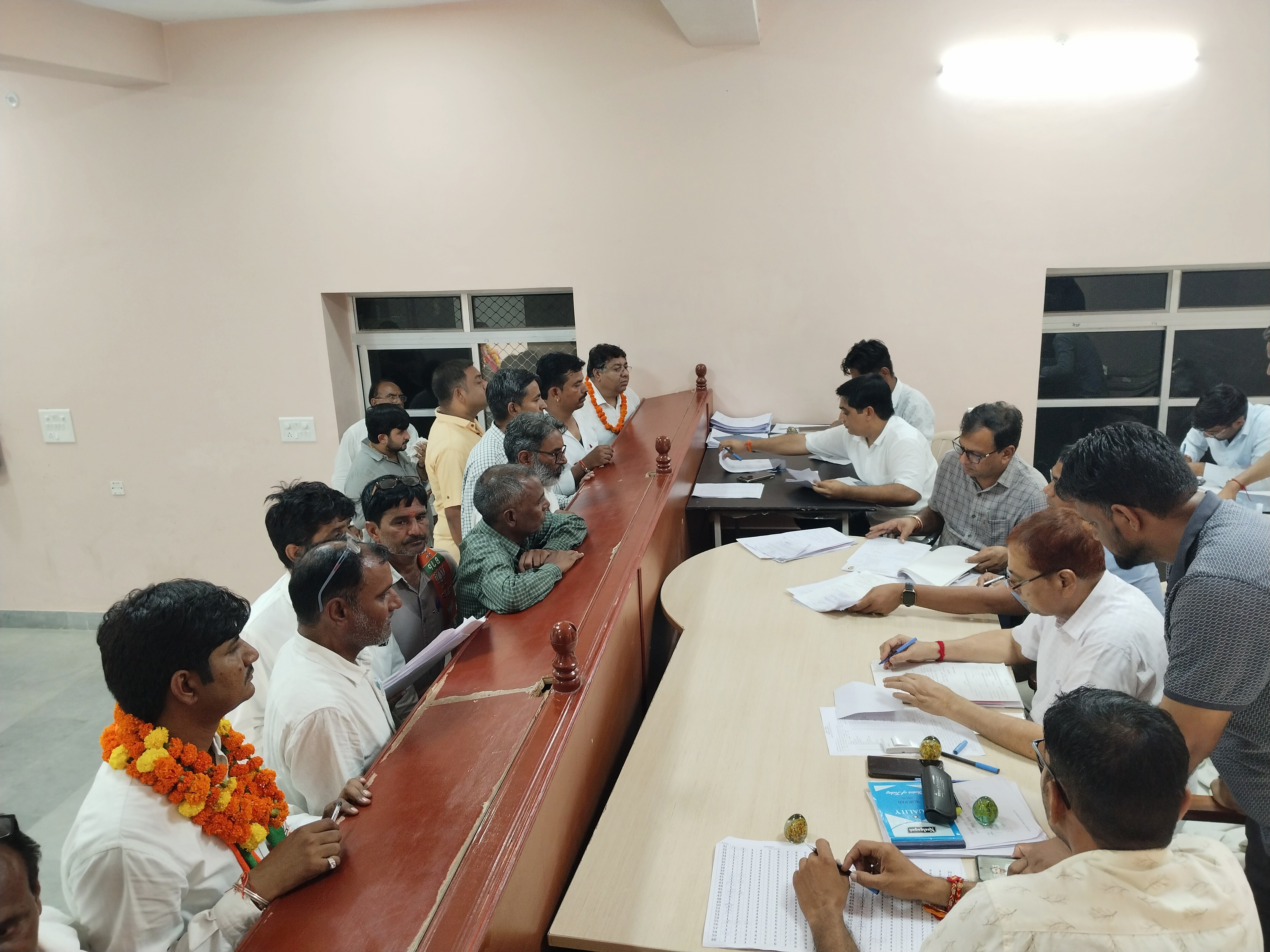 नामांकन के दूसरे दिन कुल 96 उम्मीदवारों ने अपने नामांकन पत्र दाखिल किए।