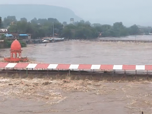 चित्रकूट घाट पूरी तरह मंदाकिनी नदी के पानी में डूब चुका है।