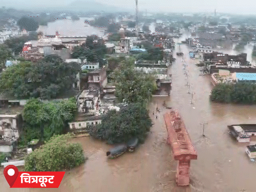 मंदाकिनी नदी में बाढ़ की वजह से पूरे शहर में पानी घुस गया है।