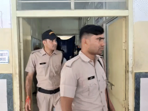 डॉक्टर उनकी लगातार निगरानी कर रहे हैं और जरूरी जांचें करवा रहे हैं।
