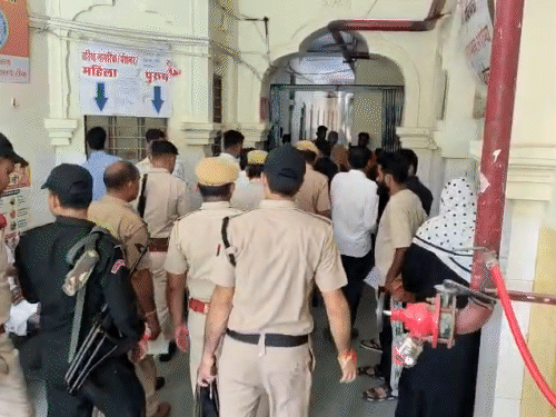 नरेश मीणा की तबीयत बिगड़ने के बाद उनके समर्थक सआदत अस्पताल पहुंचने लगे। इस दौरान पुलिस का जाब्ता भी मौजूद रहा।