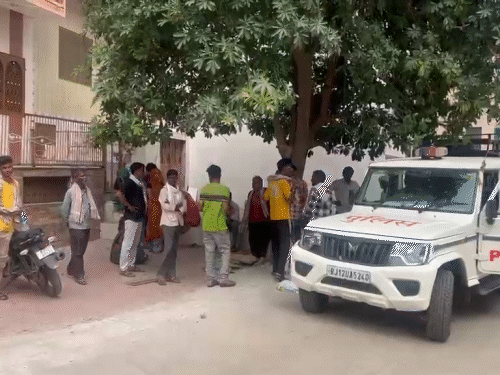 पुलिस ने हत्या का खुलासा करते हुए आरोपी को घर से गिरफ्तार कर लिया।