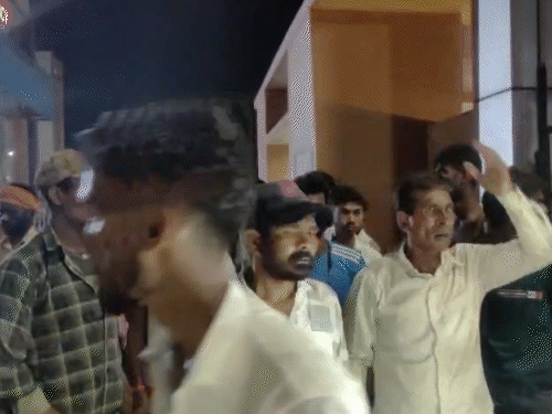 बच्ची की मौत के बाद परिजनों का हंगामा।