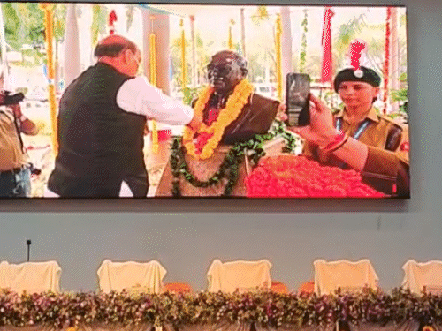 BBAU में दीक्षांत समारोह के एक दिन पहले फुल ड्रेस रिहर्सल हुआ। ये रिहर्सल के दौरान की तस्वीर है। - Dainik Bhaskar