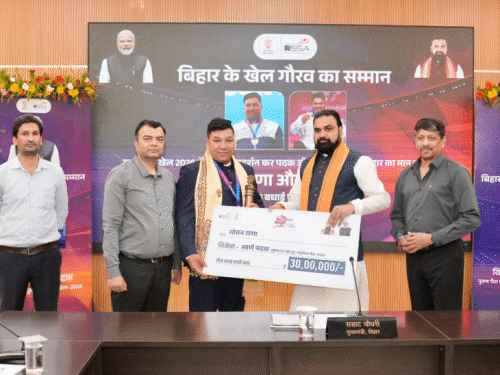 सीएम ने झंडू को 15 और सोमण को 30 लाख का चेक सौंपा, खेल दिवस पर मिला सम्मान|पटना,Patna - Dainik Bhaskar