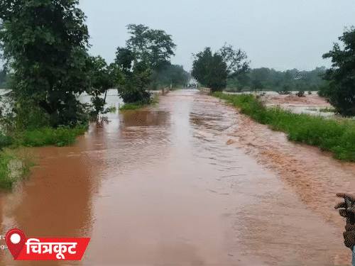 बांध फूटने की वजह से इलाके में तेजी से पानी बढ़ रहा।