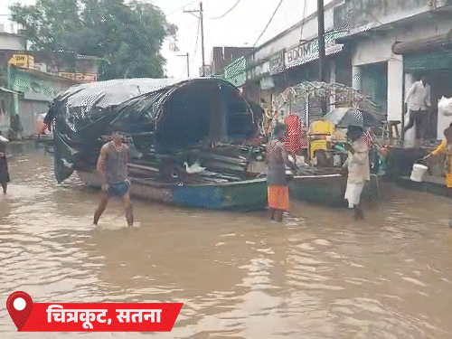 सती अनसुइया में पानी रेलिंग तक पहुंच गया है। सड़कों पर नाव चलाने की नौबत आ गई है।
