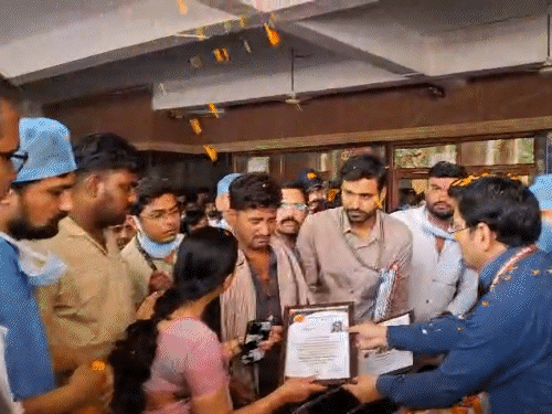 सर्टिफिकेट लेते समय अंजलि के पिता अशोक दास भावुक हो गए।
