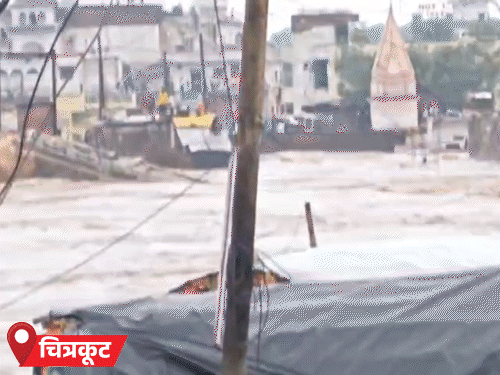 बाढ़ में रामघाट का बड़ा पुल बह गया।
