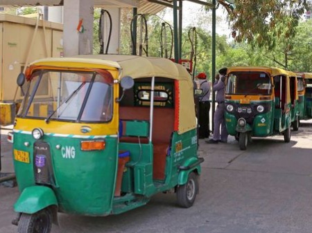 CNG के दाम बढ़ने से दिल्ली-एनसीआर में ऑटो, टैक्सी, बस और माल ढोने वाले वाहनों के मालिक प्रभावित होंगे। - Dainik Bhaskar