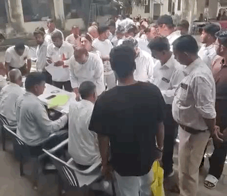 कलेक्ट्रेट परिसर में फार्म चेक करवाने वालों की भीड़ लगी हुई है।