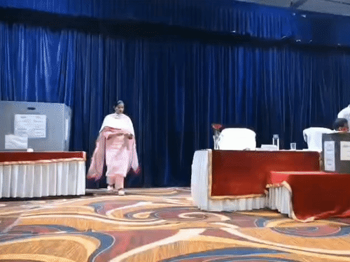 एफएंडसीसी चुनाव में वोट डालतीं मेयर इंद्रजीत कौर। - Dainik Bhaskar