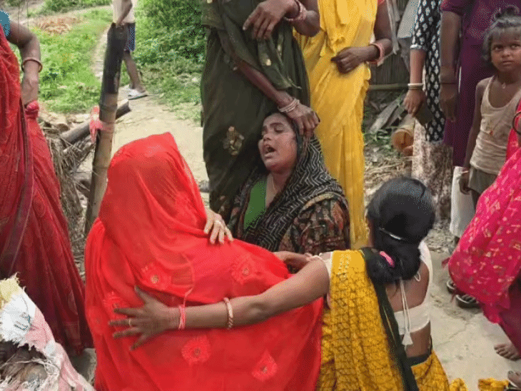 रोते-बिलखते हुए परिजन।
