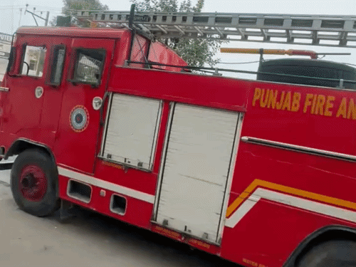 कपूरथला के बैंक में लगी आग बुझाने पहुंची फायर ब्रिगेड।
