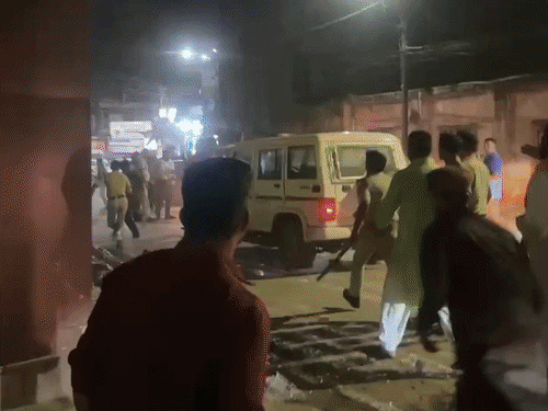विवाद के बाद दोनों पक्षों ने एक दूसरे पर जमकर पत्थर फेंके।