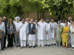 गुरुनानक देव भवन में एफएंडसीसी के मेंबर्स के चुनाव के लिए पहुंचे विधायक व आप पार्षद।