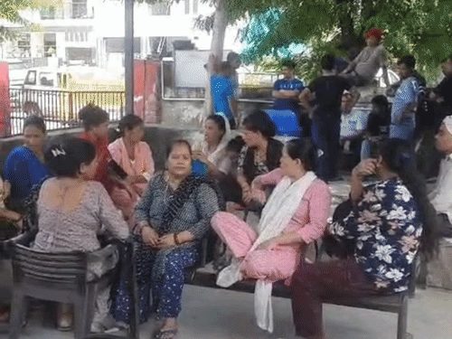 थाने पहुंचीं मृतक युवक के परिवार की महिलाएं। - Dainik Bhaskar