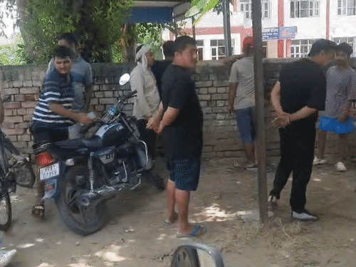 मॉडल टाउन थाने के बाहर मौजूद युवक के परिजन।