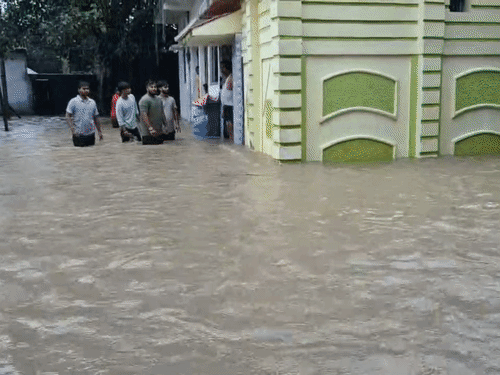 चिमनी भट्टा इलाके में घर और दुकान के बाहर की तस्वीर।
