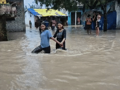 शारदा विहार अटल आवास में 12 से अधिक घरों में जलभराव।