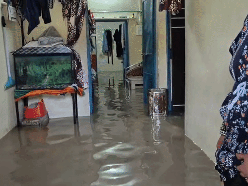 अमरैया पारा में लोगों के घरों और किचन में गंदा पानी घुस आया।
