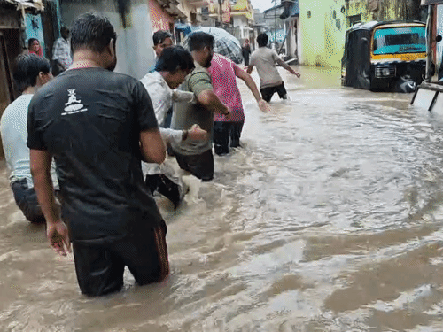 कई वार्डों में नाली और नाले का गंदा पानी घरों में घुस गया।
