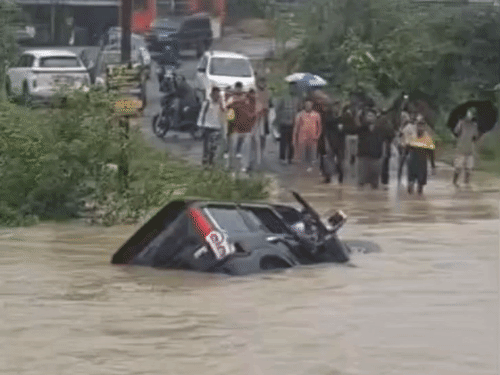 स्कॉर्पियो सवार 3 दोस्तों ने बाहर निकलकर अपनी जान बचाई।