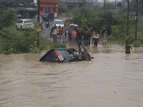 कोरबा में उफनते दादर नाले में बही स्कॉर्पियो, तीन युवकों की बची जान