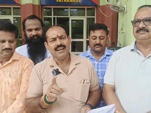 शिकायत संबंधी जानकारी देते रवि शर्मा।