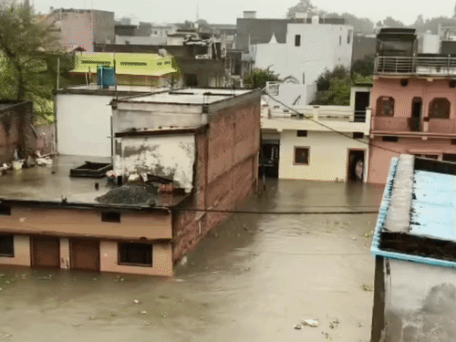 दो घंटे के बारिश से शहर हुआ जलमग्न।