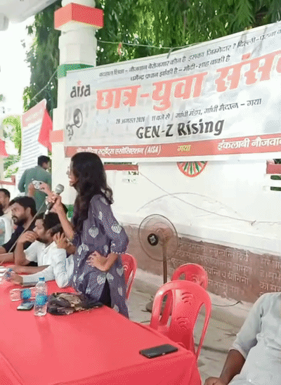 छात्र युवा संसद में नौकरियों के लिए स्पष्ट भर्ती कैलेंडर' जारी करने की मांग की गई।