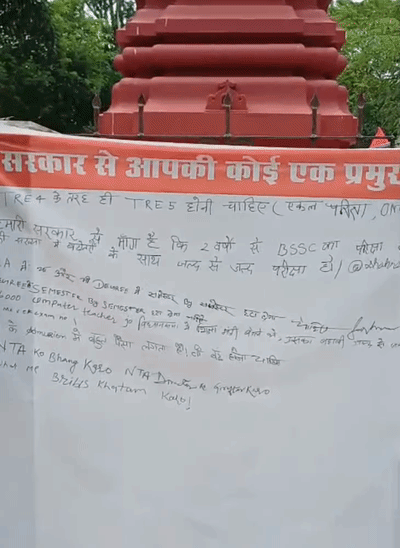 छात्र युवा संसद में आंदोलन से जुड़ी मांगों के संबंध में लगा पोस्टर।