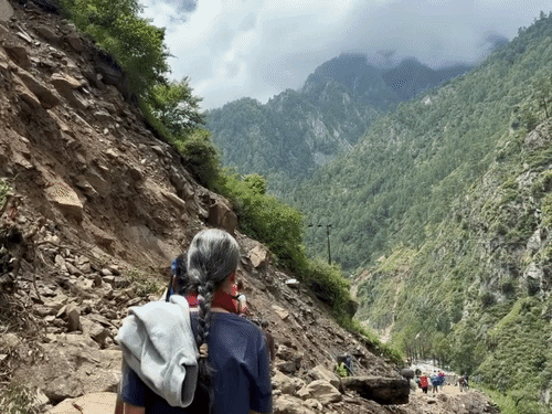 ओम द्विवेदी ने अपने साथियों के साथ यात्रा की तस्वीरें साझा की हैं।