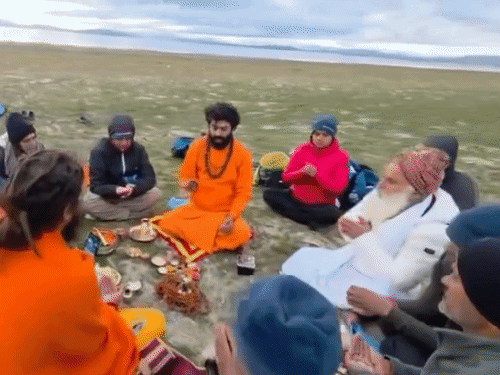कैलाश मानसरोवर यात्रा के दौरान ओम और उनके साथियों ने पूजन किया।