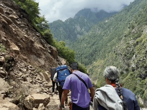 मानसरोवर यात्रा से लौटे ओम बोले- मौत को करीब से देखा, जिस होटल में रुके वहां अब मलबा|रीवा,Rewa - Dainik Bhaskar