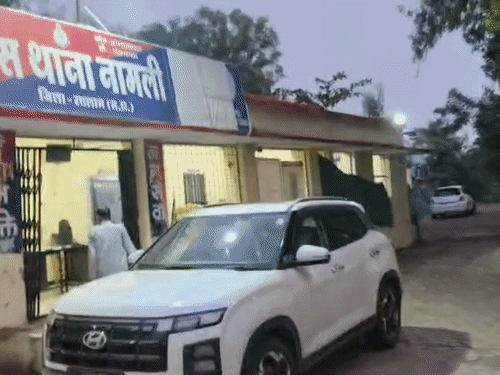 रतलाम में युवक को कार समेत थाने लाए, मशीन से गिने नोट; बोला- सोना खरीदने आया था|रतलाम,Ratlam - Dainik Bhaskar
