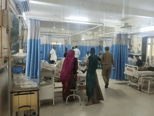 करीब पौने एक बजे उन्हें आईसीयू में भर्ती कर लिया।