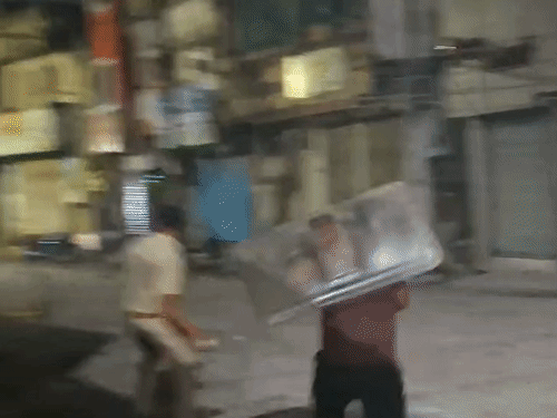 पुलिस ने भीड़ हटाने के लिए पहले लाठीचार्ज किया, फिर आंसू गैस के गोले छोड़े।