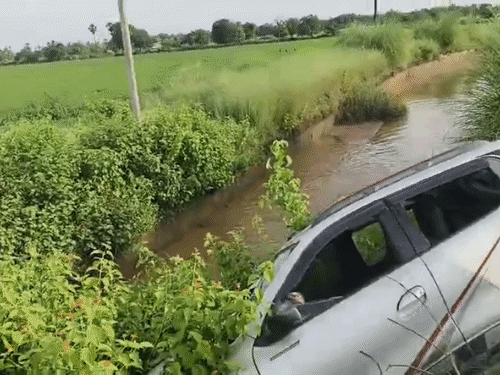 कार सवार डॉक्टर को पिकअप ने मारी टक्कर।