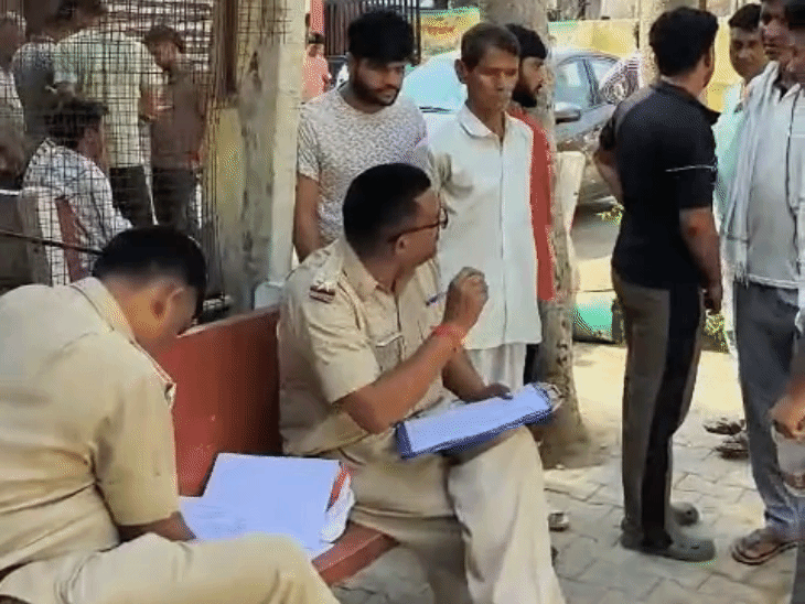 गोविंदगढ़ पुलिस के अनुसार तेज रफ्तार के कारण हादसे की आशंका है। हॉस्पिटल में एडमिट दोनों युवकों की हालत ठीक है।
