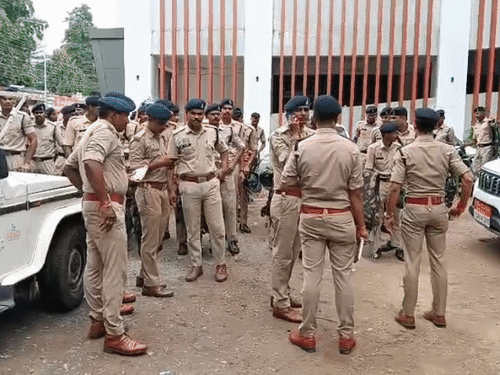सिटी कोतवाली क्षेत्र में धारा 144 लागू है। कलेक्टर और एसएसपी ने संवेदनशील इलाकों में फ्लैग मार्च भी किया।